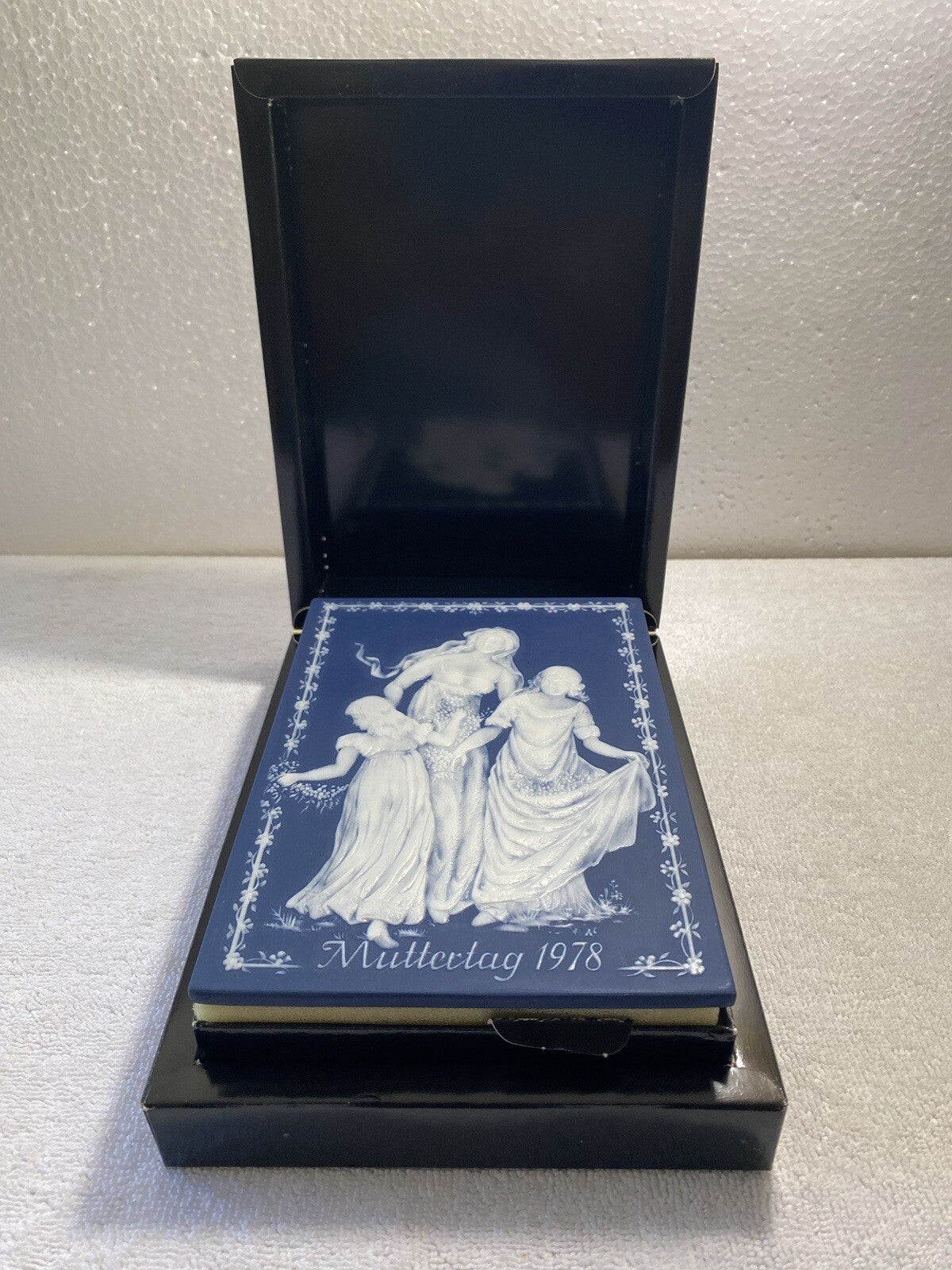 Mettlach Stoneware VilleRoy & Bosch 1978 Plaque Mother And Daughters