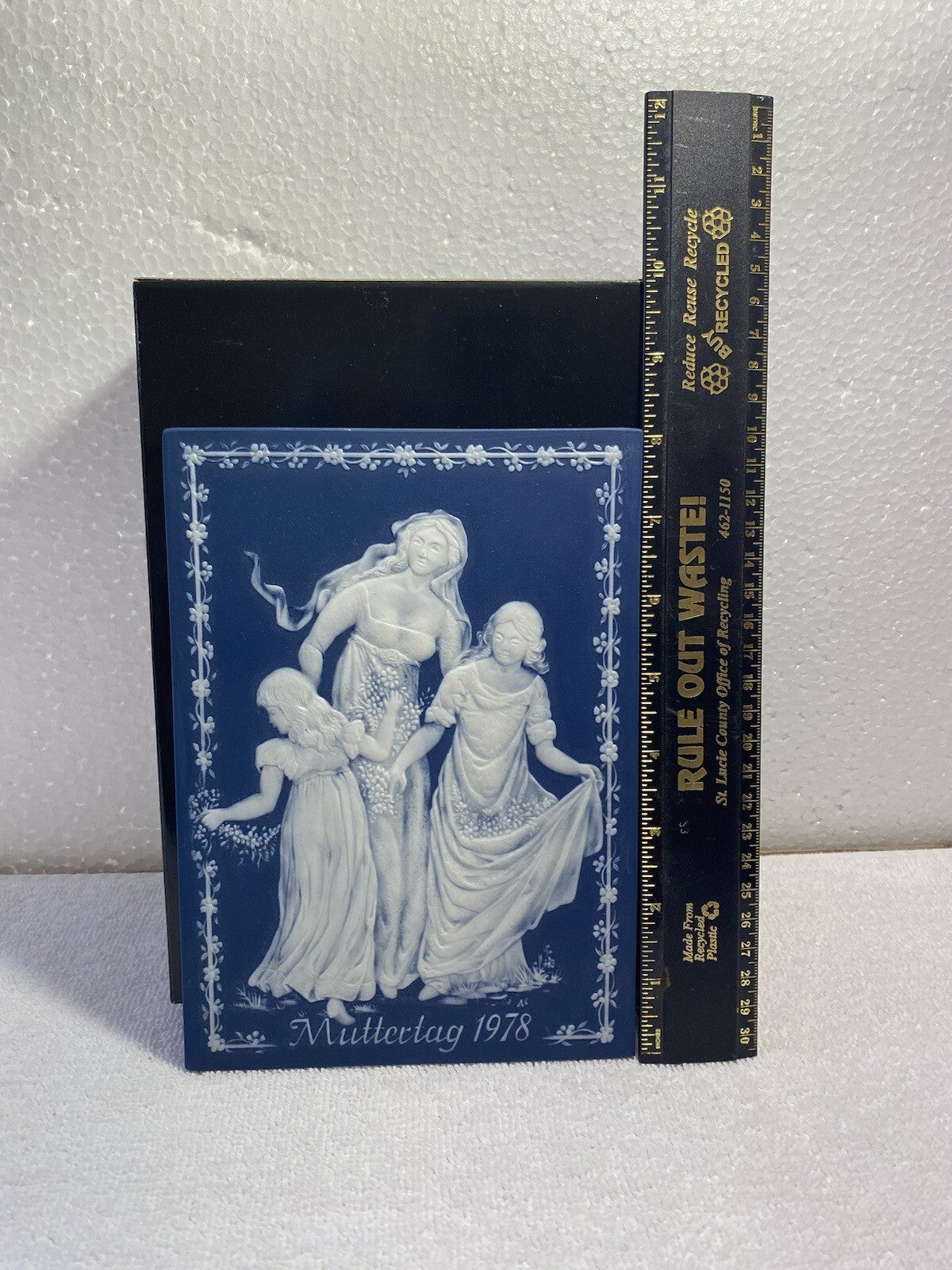 Mettlach Stoneware VilleRoy & Bosch 1978 Plaque Mother And Daughters