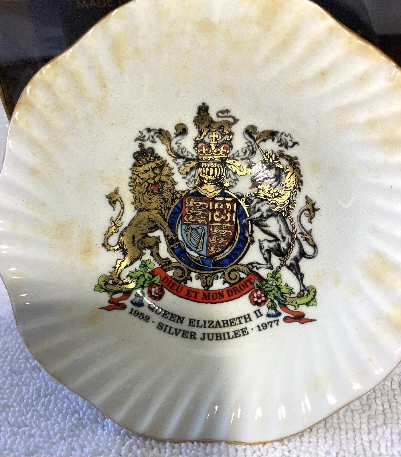 Elizabethan Silver Jubilee Plates Set Of 2
