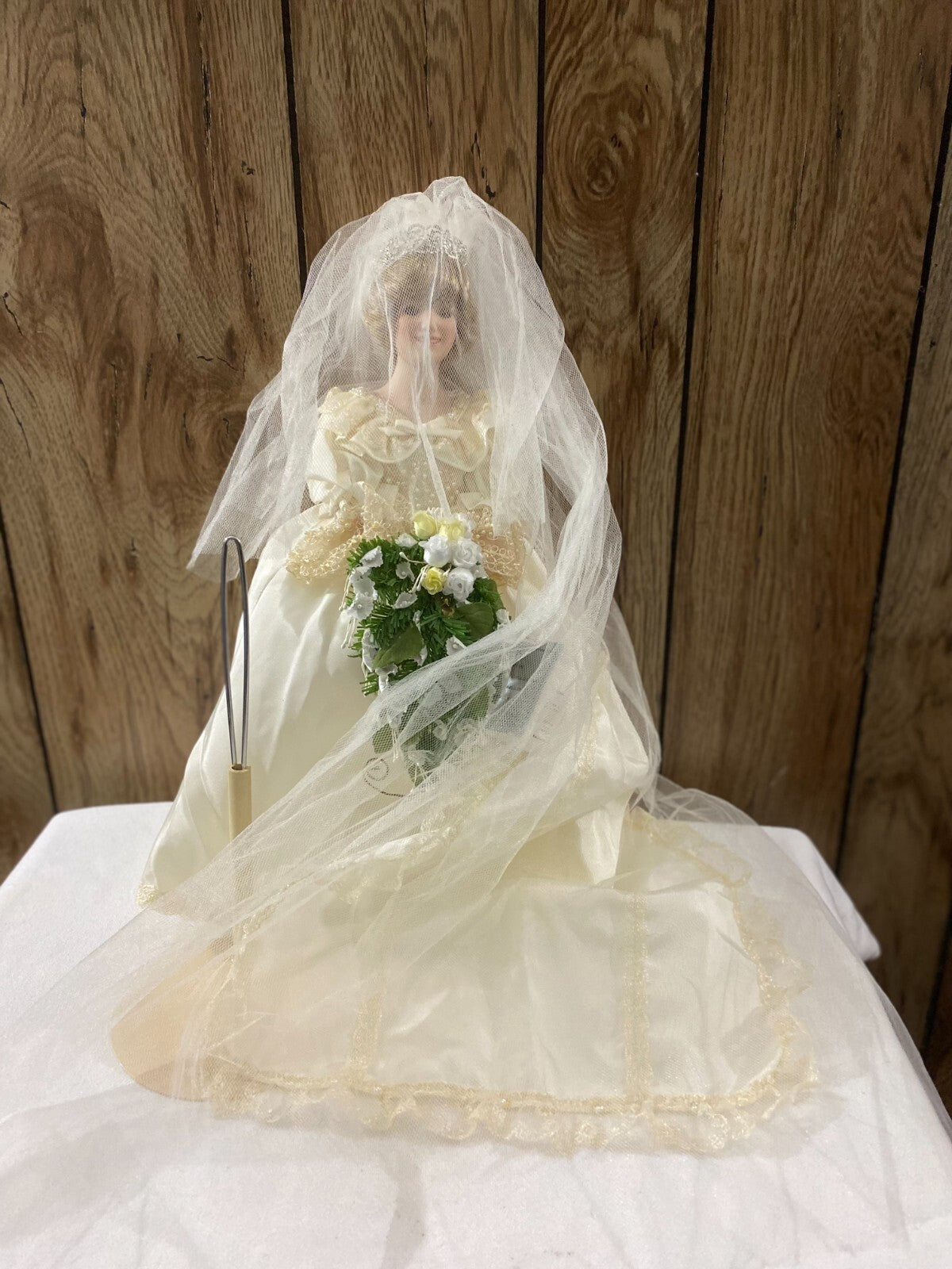 The Danbury Mint The Princess Diana Bride Porcelain Free Standing Wedding Doll