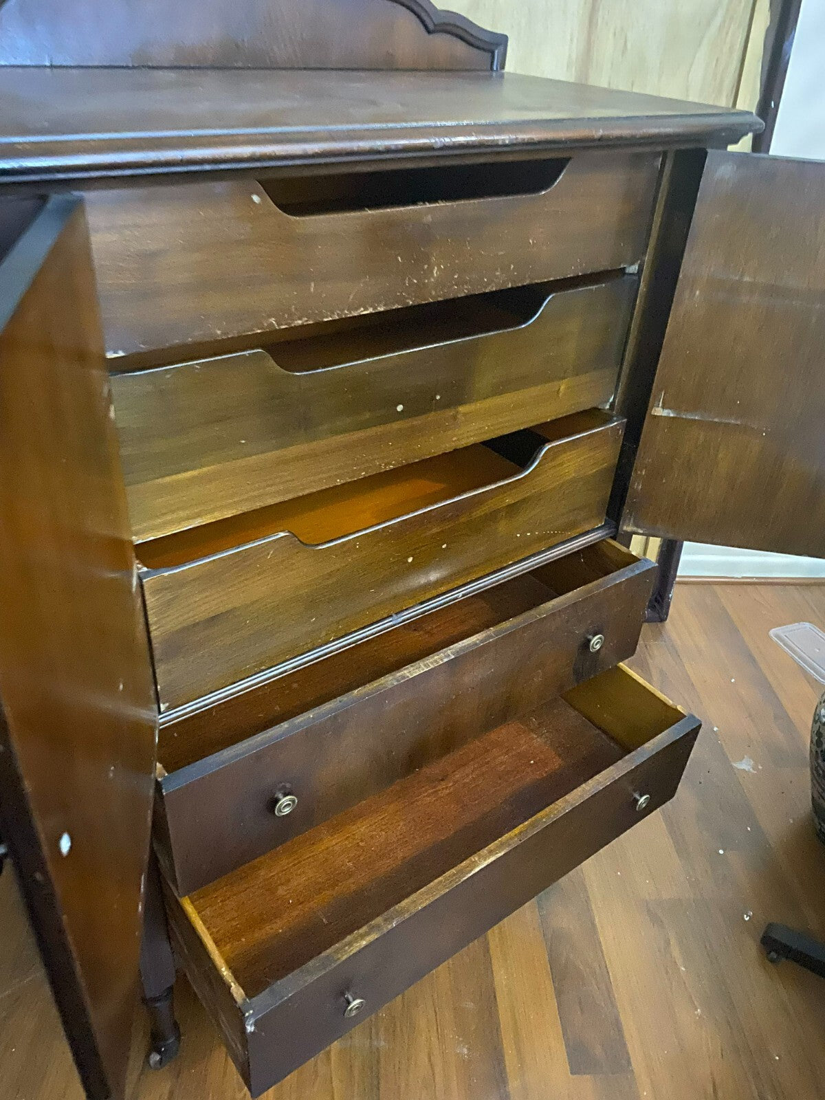 Vintage Keystone Furniture Co Brown Solid Wooden Footed 5 Drawer Dresser
