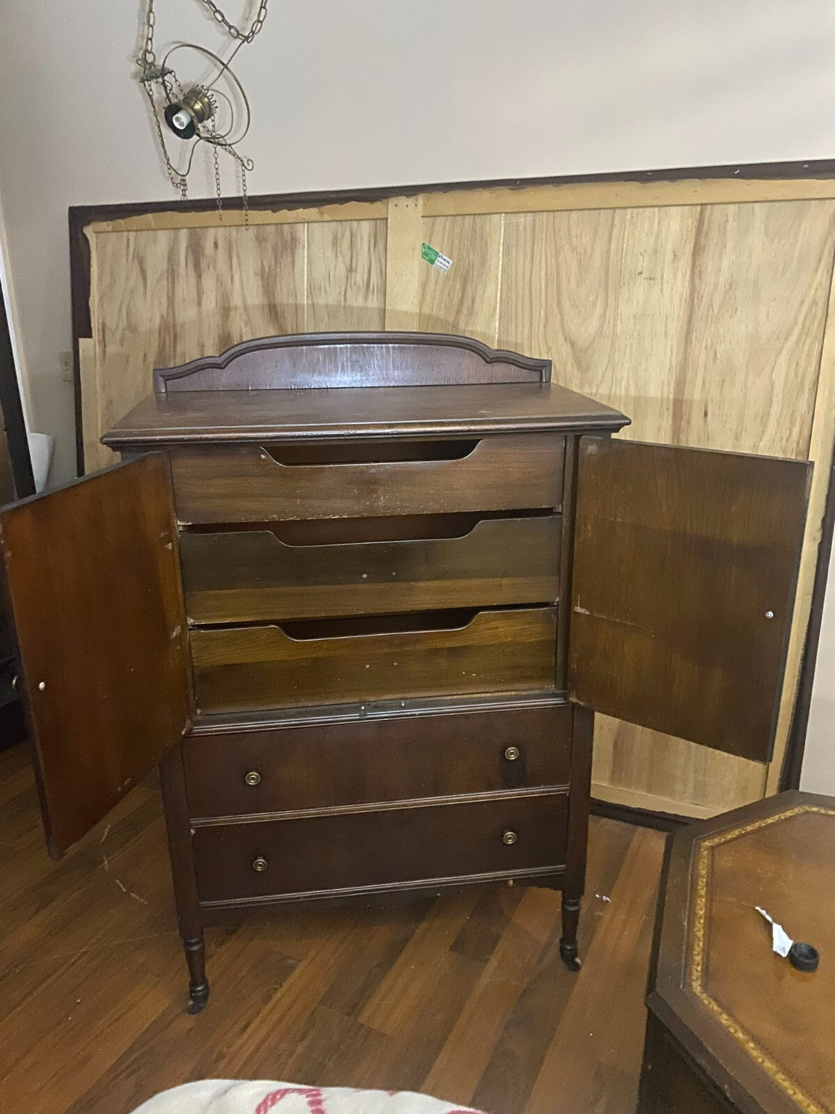 Vintage Keystone Furniture Co Brown Solid Wooden Footed 5 Drawer Dresser