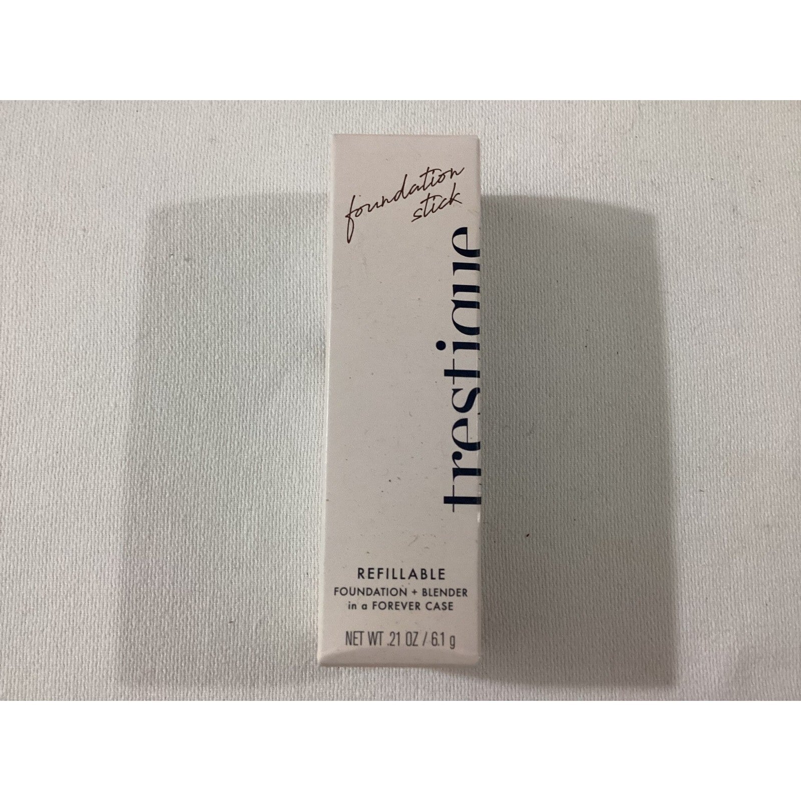 Trestique Refillable Foundation & Blender in a forever case Sz .21 oz