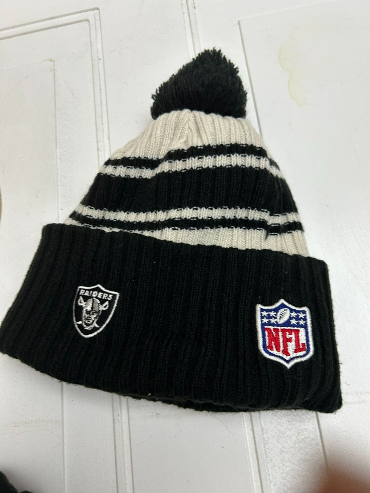 New Era NFL Las Vegas Raiders Football Team Unisex Black/White Beanie - One Size