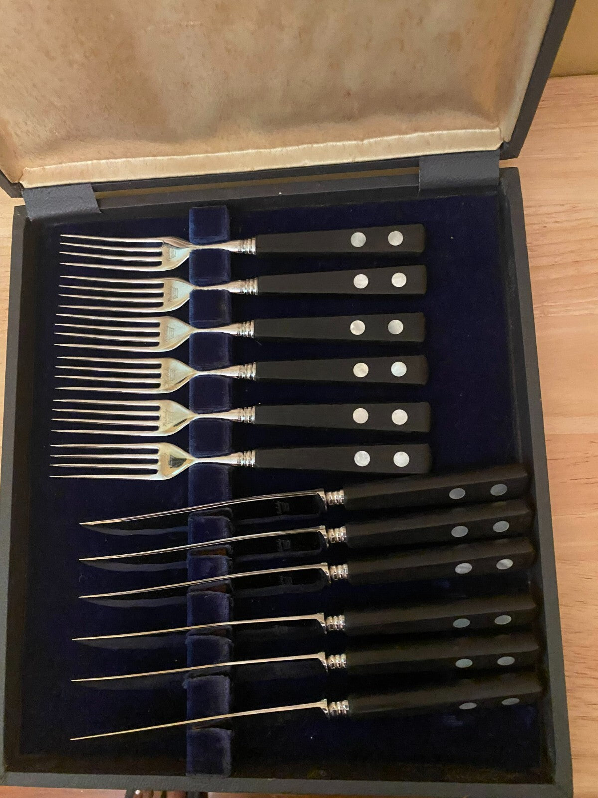 Walcraft Cutlery 12 Pieces Of Black Handel & Silver Fork And Knife Set With Box