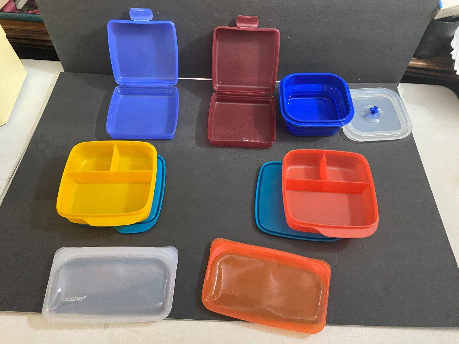 Lot Of 7 Tupperware Plastic Lunch Container & 2 Enveloppe Ones