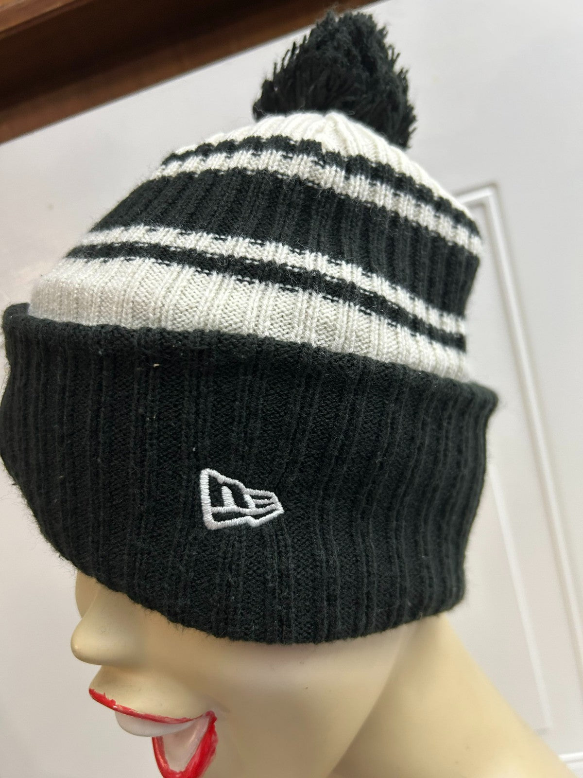 New Era NFL Las Vegas Raiders Football Team Unisex Black/White Beanie - One Size