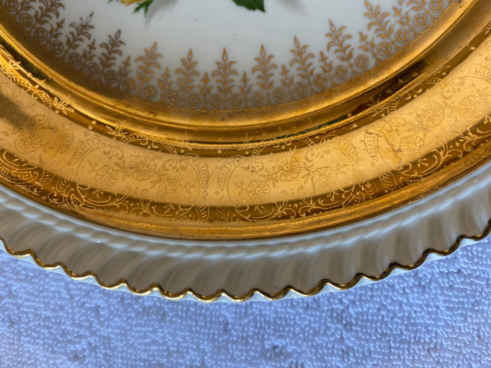 Georgian China 22 Kt Gold Floral Pattern Round Decorative Plate