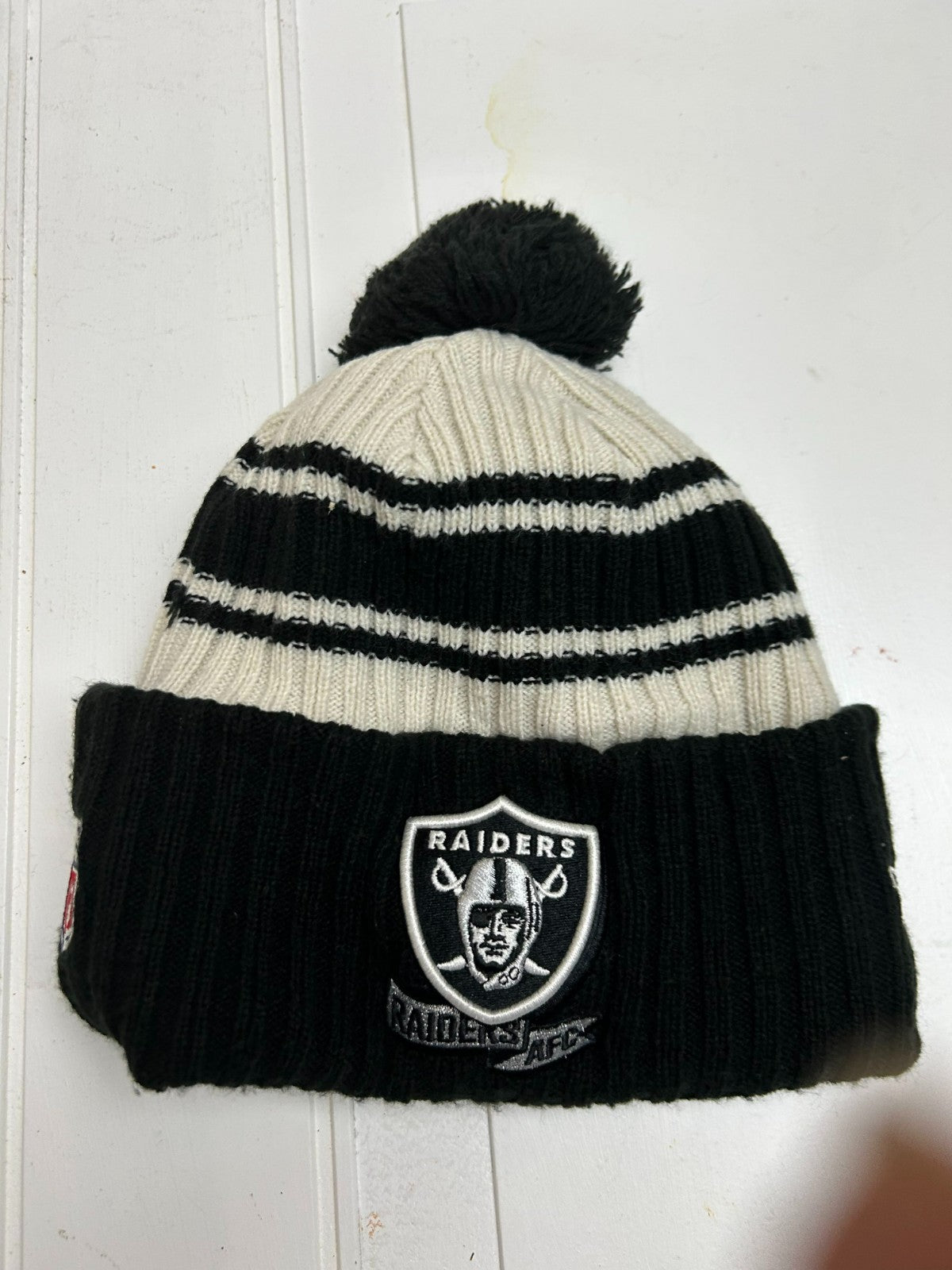 New Era NFL Las Vegas Raiders Football Team Unisex Black/White Beanie - One Size